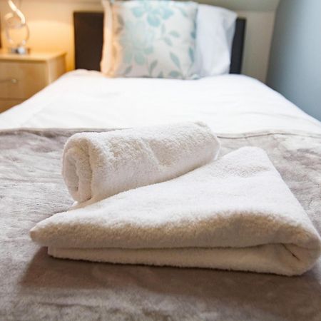 Comfortable Swindon Town Centre Apartments, Free Parking, Sleeps Up To 8 Eksteriør bilde