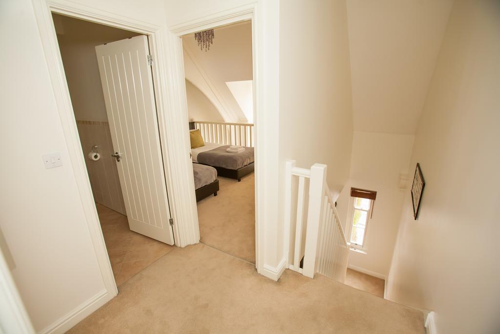 Comfortable Swindon Town Centre Apartments, Free Parking, Sleeps Up To 8 Eksteriør bilde