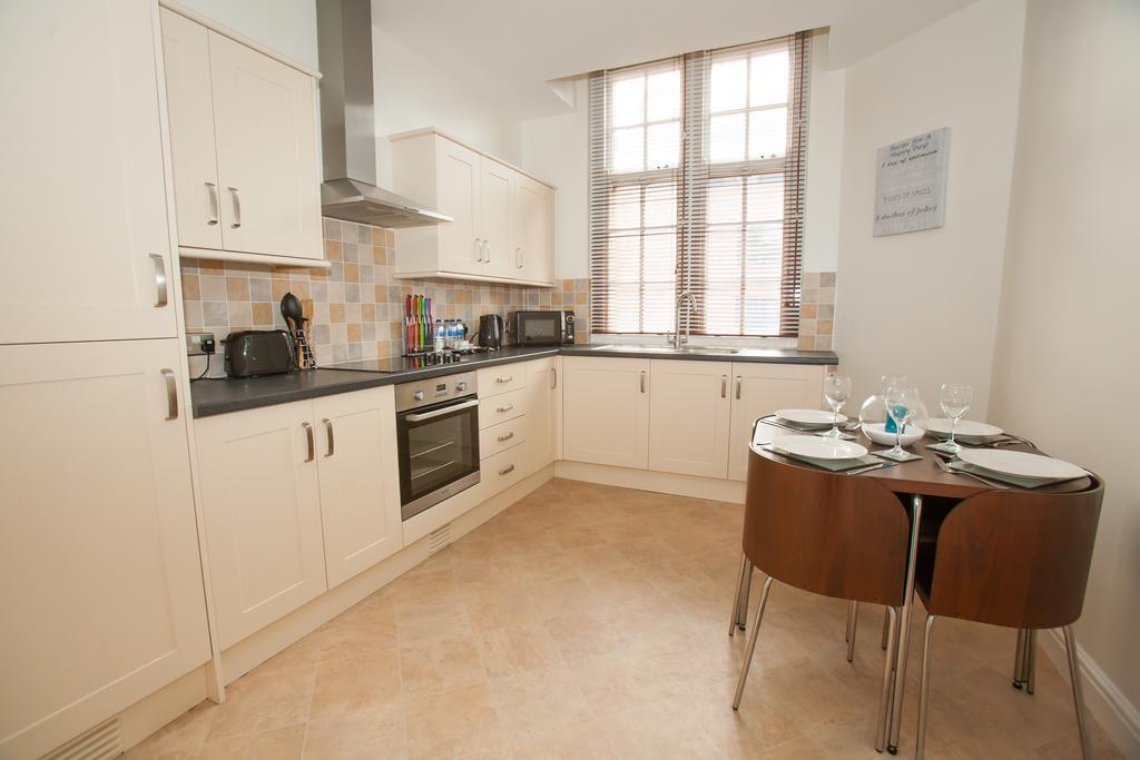 Comfortable Swindon Town Centre Apartments, Free Parking, Sleeps Up To 8 Eksteriør bilde