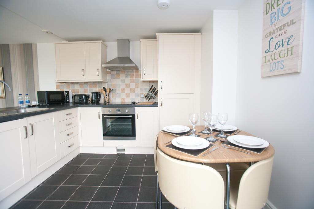 Comfortable Swindon Town Centre Apartments, Free Parking, Sleeps Up To 8 Eksteriør bilde