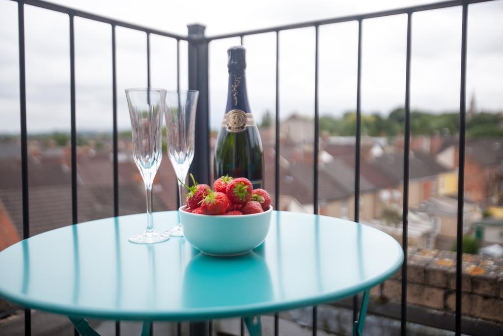 Comfortable Swindon Town Centre Apartments, Free Parking, Sleeps Up To 8 Eksteriør bilde