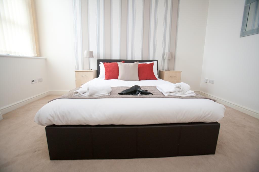 Comfortable Swindon Town Centre Apartments, Free Parking, Sleeps Up To 8 Eksteriør bilde