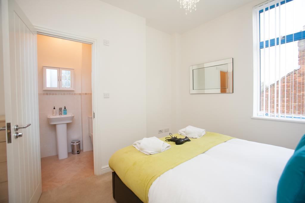 Comfortable Swindon Town Centre Apartments, Free Parking, Sleeps Up To 8 Eksteriør bilde