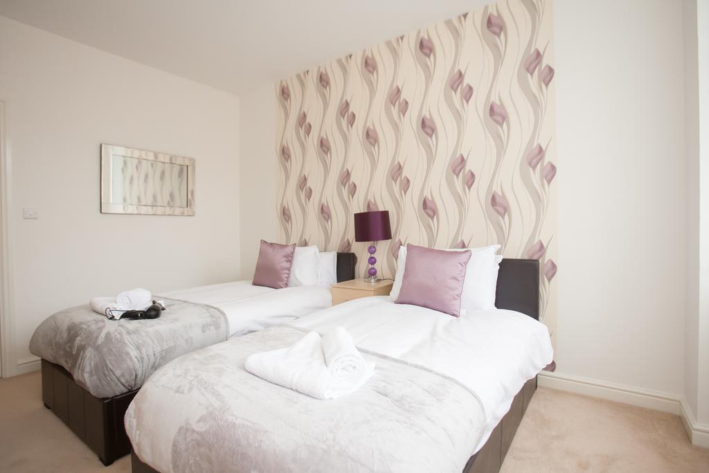 Comfortable Swindon Town Centre Apartments, Free Parking, Sleeps Up To 8 Eksteriør bilde