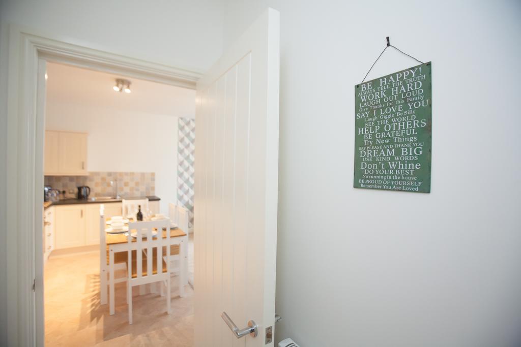 Comfortable Swindon Town Centre Apartments, Free Parking, Sleeps Up To 8 Eksteriør bilde