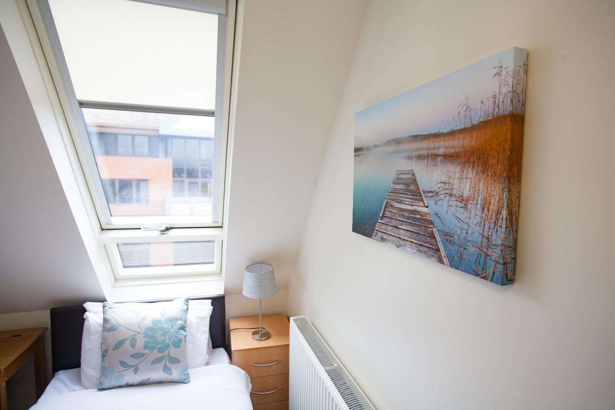 Comfortable Swindon Town Centre Apartments, Free Parking, Sleeps Up To 8 Eksteriør bilde