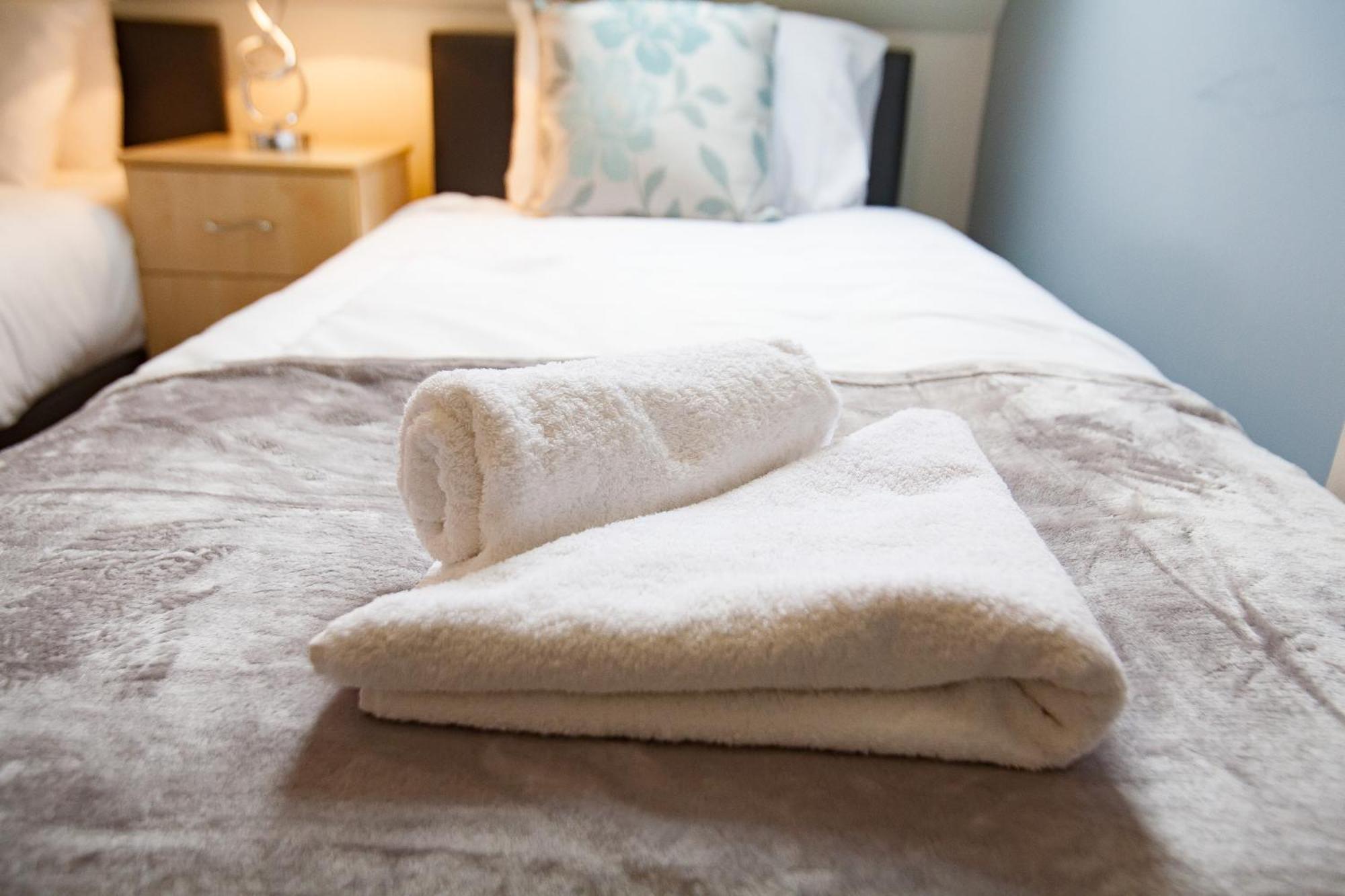 Comfortable Swindon Town Centre Apartments, Free Parking, Sleeps Up To 8 Eksteriør bilde