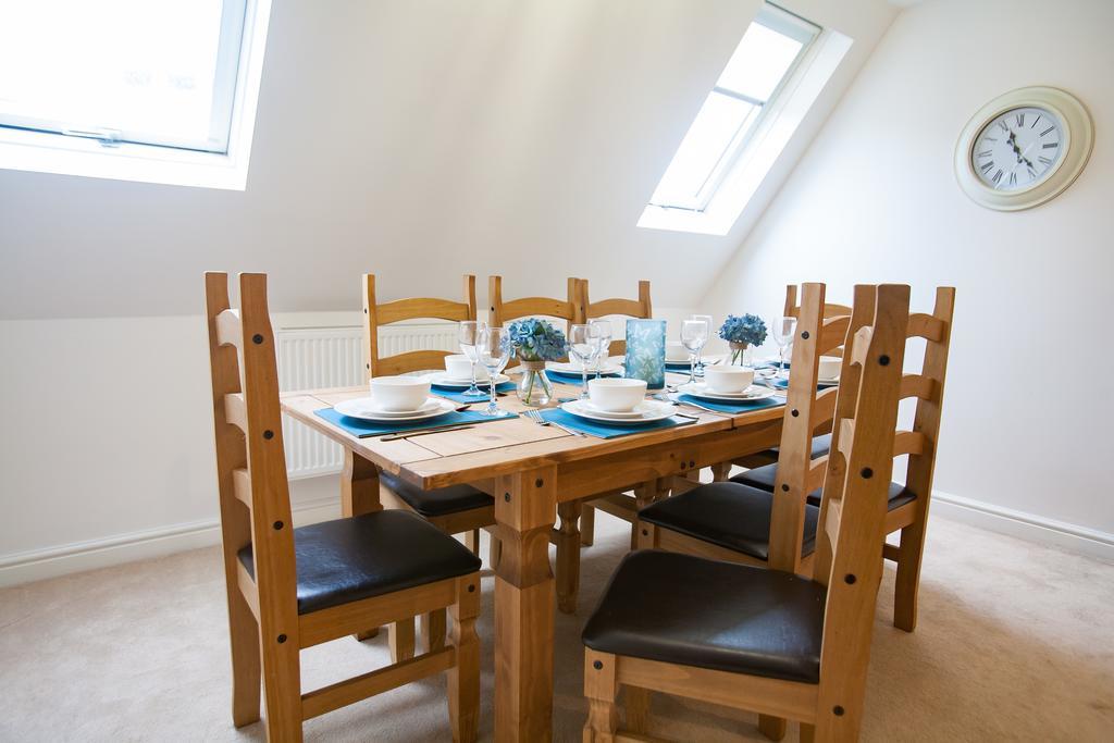 Comfortable Swindon Town Centre Apartments, Free Parking, Sleeps Up To 8 Eksteriør bilde