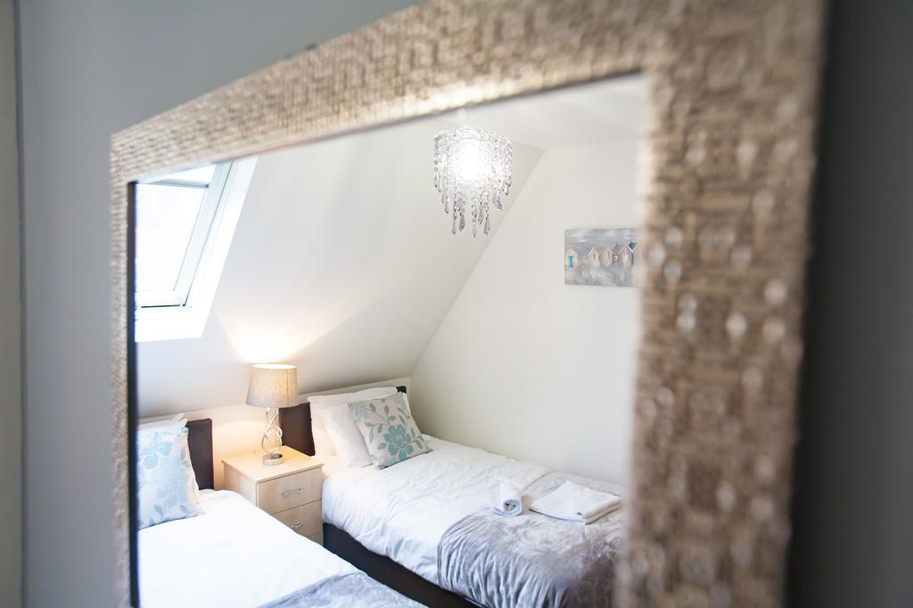 Comfortable Swindon Town Centre Apartments, Free Parking, Sleeps Up To 8 Eksteriør bilde