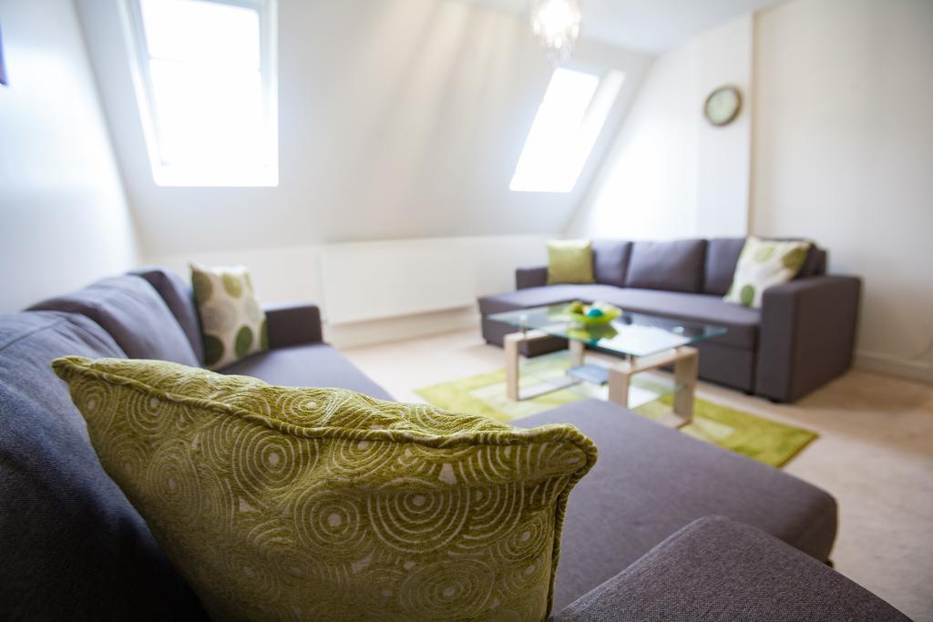 Comfortable Swindon Town Centre Apartments, Free Parking, Sleeps Up To 8 Eksteriør bilde