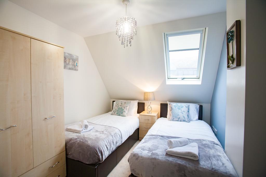 Comfortable Swindon Town Centre Apartments, Free Parking, Sleeps Up To 8 Eksteriør bilde