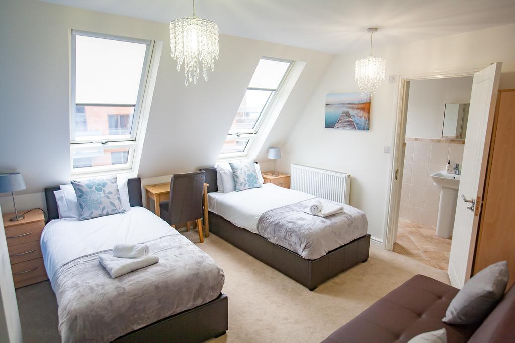 Comfortable Swindon Town Centre Apartments, Free Parking, Sleeps Up To 8 Eksteriør bilde