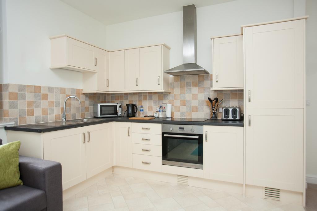 Comfortable Swindon Town Centre Apartments, Free Parking, Sleeps Up To 8 Eksteriør bilde