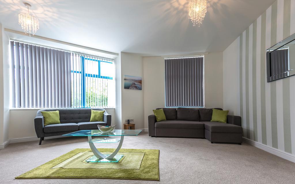 Comfortable Swindon Town Centre Apartments, Free Parking, Sleeps Up To 8 Eksteriør bilde