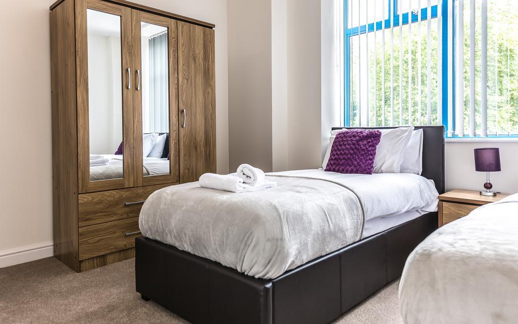Comfortable Swindon Town Centre Apartments, Free Parking, Sleeps Up To 8 Eksteriør bilde