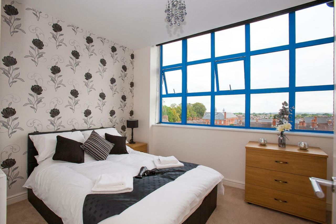 Comfortable Swindon Town Centre Apartments, Free Parking, Sleeps Up To 8 Eksteriør bilde