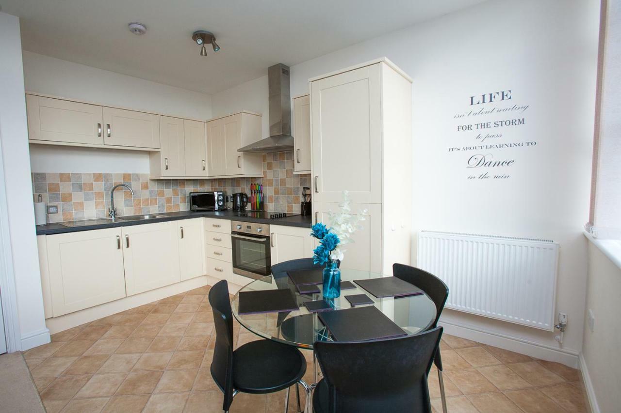 Comfortable Swindon Town Centre Apartments, Free Parking, Sleeps Up To 8 Eksteriør bilde